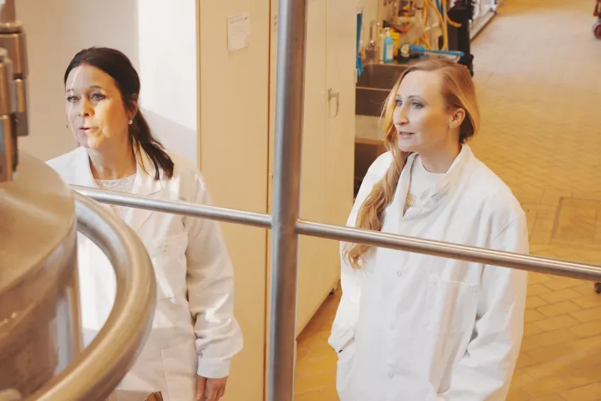 Frida and Åsa by the simulation