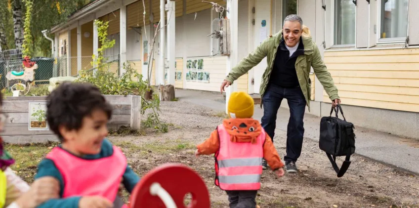 Parent picking up child from preschool. Photo. 