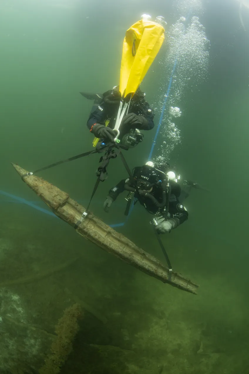 Phillip Short and Brendan Foley recover a gun bed from the wreck of Gribshunden, 2021. Image: Klas Malmberg