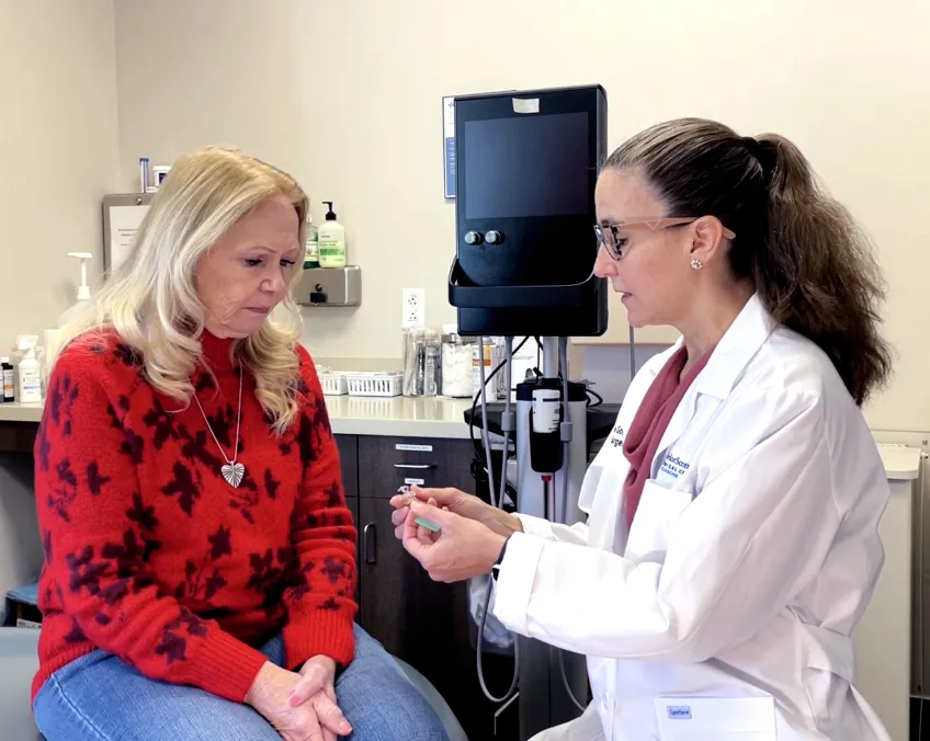 Clinician showing a patient a medical sample during a consultation. Photo.